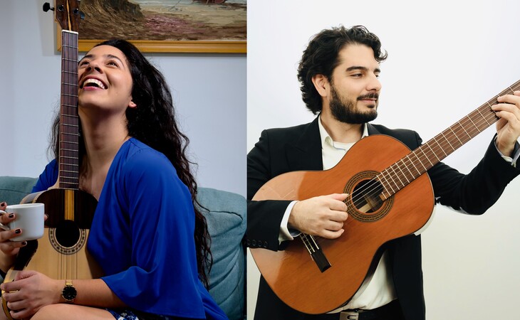 Zwei Musiker:innen stehen nebeneinander; eine Person singt, während die andere Gitarre spielt.