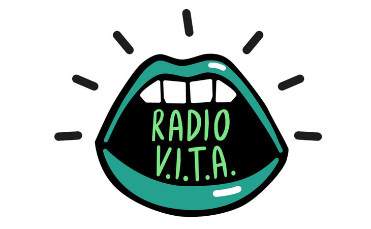 Zu sehen ist das Logo des Projekts Radio V.I.T.A. Es ist ein Mund mit grünen Lippen auf weißem Hintergrund. Der Mund ist geöffnet, zu sehen sind vier weiße Zähne. Im Mund steht auf dunklem Hintergrund Radio V.I.T.A in grüner Schrift. Das Bild signalisiert, dass der Mund gerade spricht.