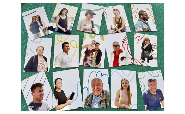 eine Collage aus mehreren Fotografien, die in einem gitterartigen Muster auf einem grünen Hintergrund angeordnet sind. Die einzelnen Fotos zeigen verschiedene Menschen unterschiedlichen Alters, Geschlechts und verschiedener ethnischer Herkunft. Einige der Personen lächeln und wirken fröhlich, während andere direkt in die Kamera schauen. Es sind zudem unterschiedliche Frisuren und Kleidungsstile zu sehen. Insgesamt vermittelt das Bild eine heitere und spielerische Stimmung.