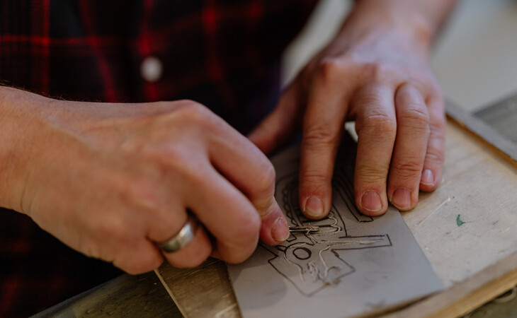 Hände zeichnen mit einem Stift auf einem Blatt Papier mit einer geometrischen Skizze