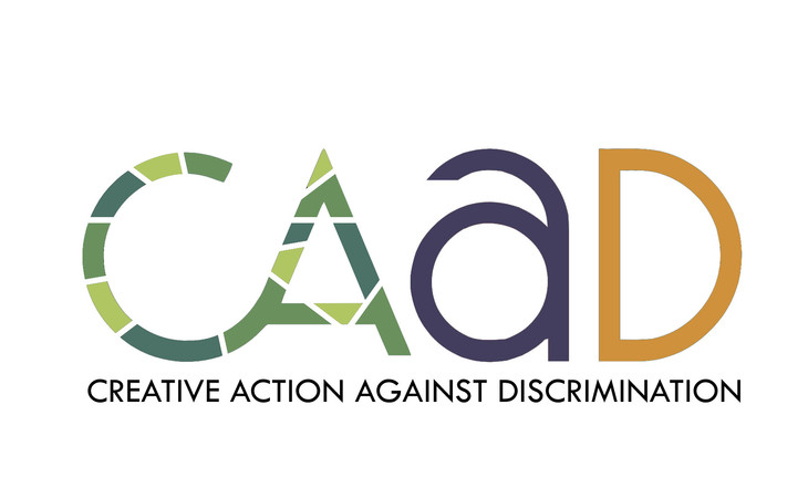 Zu sehen ist das Logo des Projekts Community Action against Discrimination. Es vereint Text und graphische Elemente. Vor einem weißen Hintergrund ist ein stilisierter Schriftzug der Abkürzung des Projektnamens zu sehen: CAaD. Das C und das A sind miteinander verbunden und stehen in hell und dunkelgrün in Großbuchstaben. Es folgen ein kleines a in dunkelblau und ein großes D in ocker. Unter der Abkürzung steht der Projekttitel Creativ Action against Diskrimination ausgeschrieben und in schwarz.