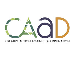 Zu sehen ist das Logo des Projekts Community Action against Discrimination. Es vereint Text und graphische Elemente. Vor einem weißen Hintergrund ist ein stilisierter Schriftzug der Abkürzung des Projektnamens zu sehen: CAaD. Das C und das A sind miteinander verbunden und stehen in hell und dunkelgrün in Großbuchstaben. Es folgen ein kleines a in dunkelblau und ein großes D in ocker. Unter der Abkürzung steht der Projekttitel Creativ Action against Diskrimination ausgeschrieben und in schwarz.